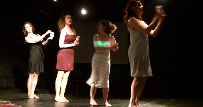 Signorinette | le donne si guardino dal lasciar tracce di rossetto sulle schede